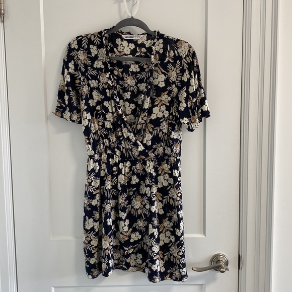 ZARA Floral Wrap Dress in Medium - Picture 2 of 9